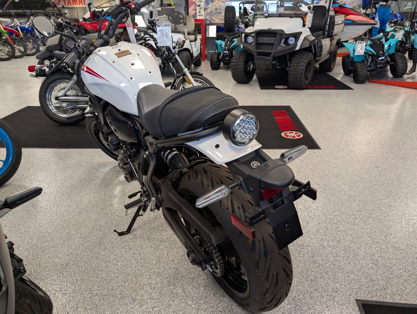 NOUVEAU 2024 YAMAHA XSR700. CHOISISSEZ SOIT UNE REMISE EN ESPÈCES DE 1200 $, SOIT UN FINANCEMENT À PARTIR DE 0,99 % ! TRANSPORT ET PDI INCLUS DANS LE PRIX. TAXES ET LICENCES EN SUS.