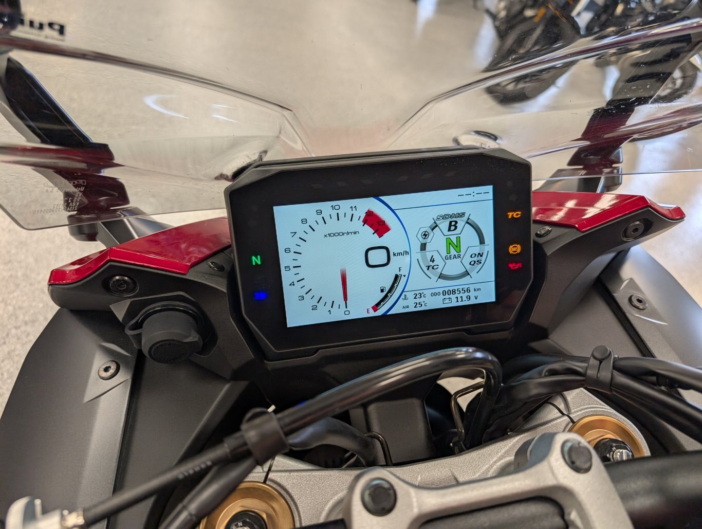 SUPER PROPRE 2024 SUZUKI GSX S 1000 GT SPORT TOURER JUSTE ÉCHANGÉ ! 12995$ PLUS TAXES ET LICENCES.