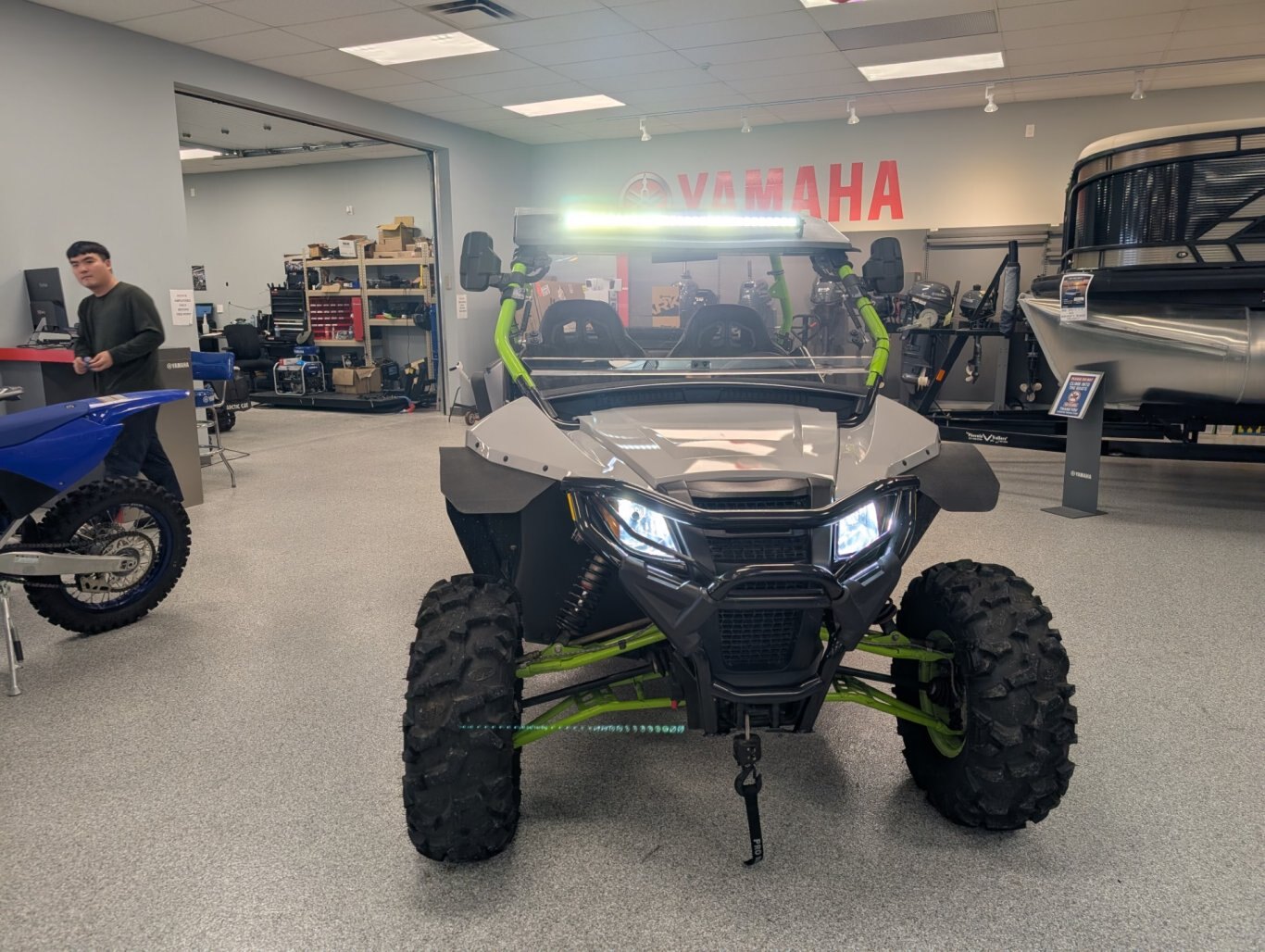 2018 ARCTIC CAT WILDCAT 700 SPORT LIMITED. CHARGÉ ! SEULEMENT 1100 KMS ! TREUIL, PARE-BUFFLE AVANT, BARRES DE LUMIÈRE LED AVANT ET ARRIÈRE, PARE-BRISE AVANT ET ARRIÈRE. LUMIÈRES INTÉRIEURES. ARCEAU DE SÉCURITÉ À DOUBLE SUPPORT AVEC TOIT. sIÈGES DE COURSE AVEC HARNAIS 4 POINTS. SUSPENSION ELKA. MACHINE TRÈS PROPRE ET LARGEUR DE VOIE DE 50 POUR DESCENDRE LA PLUPART DES SENTIERS SERRÉS !