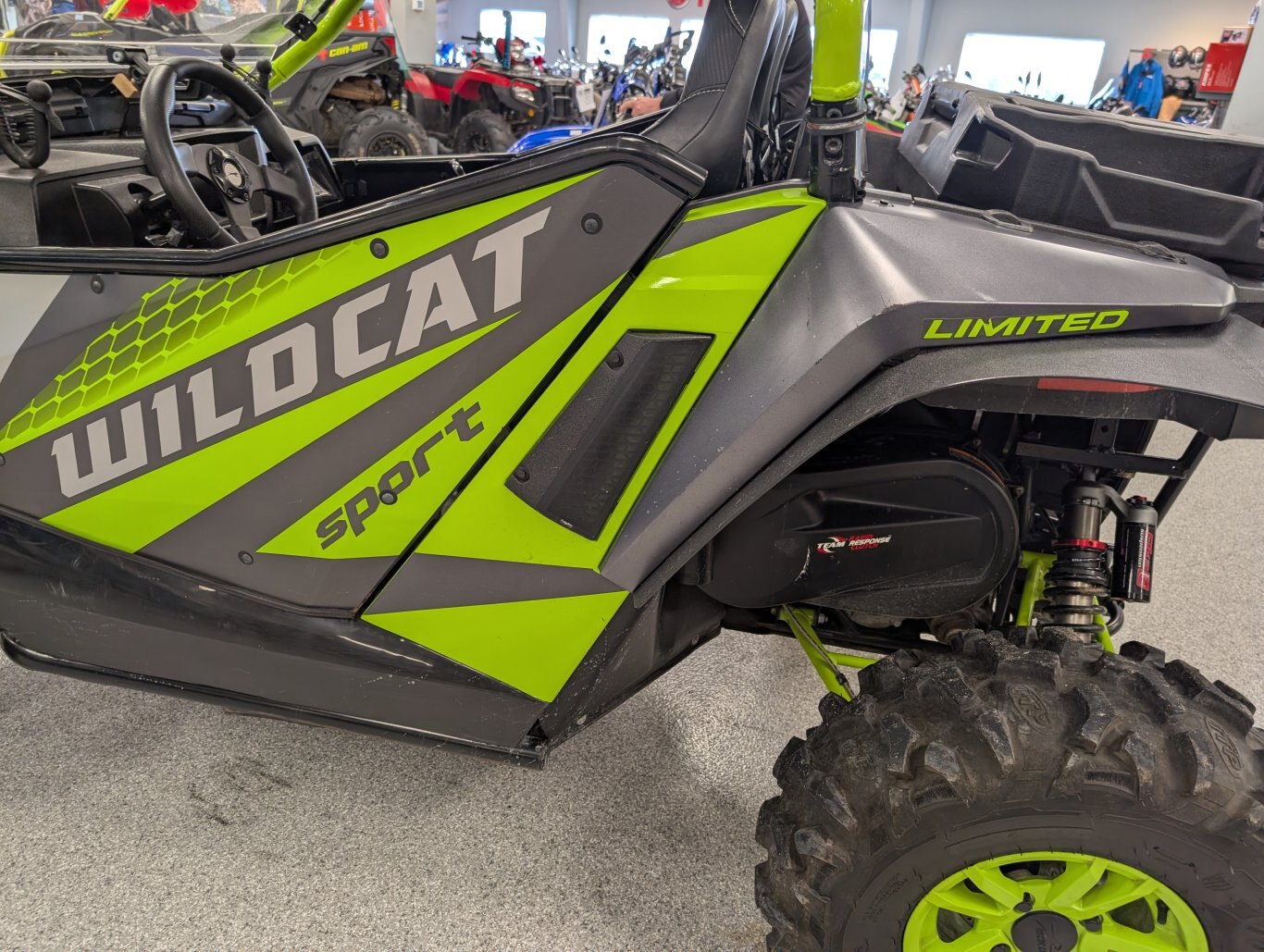 2018 ARCTIC CAT WILDCAT 700 SPORT LIMITED. CHARGÉ ! SEULEMENT 1100 KMS ! TREUIL, PARE-BUFFLE AVANT, BARRES DE LUMIÈRE LED AVANT ET ARRIÈRE, PARE-BRISE AVANT ET ARRIÈRE. LUMIÈRES INTÉRIEURES. ARCEAU DE SÉCURITÉ À DOUBLE SUPPORT AVEC TOIT. sIÈGES DE COURSE AVEC HARNAIS 4 POINTS. SUSPENSION ELKA. MACHINE TRÈS PROPRE ET LARGEUR DE VOIE DE 50 POUR DESCENDRE LA PLUPART DES SENTIERS SERRÉS !