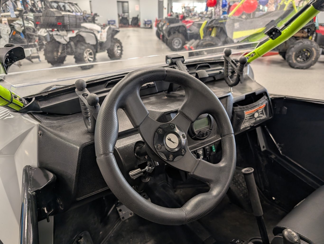 2018 ARCTIC CAT WILDCAT 700 SPORT LIMITED. CHARGÉ ! SEULEMENT 1100 KMS ! TREUIL, PARE-BUFFLE AVANT, BARRES DE LUMIÈRE LED AVANT ET ARRIÈRE, PARE-BRISE AVANT ET ARRIÈRE. LUMIÈRES INTÉRIEURES. ARCEAU DE SÉCURITÉ À DOUBLE SUPPORT AVEC TOIT. sIÈGES DE COURSE AVEC HARNAIS 4 POINTS. SUSPENSION ELKA. MACHINE TRÈS PROPRE ET LARGEUR DE VOIE DE 50 POUR DESCENDRE LA PLUPART DES SENTIERS SERRÉS !