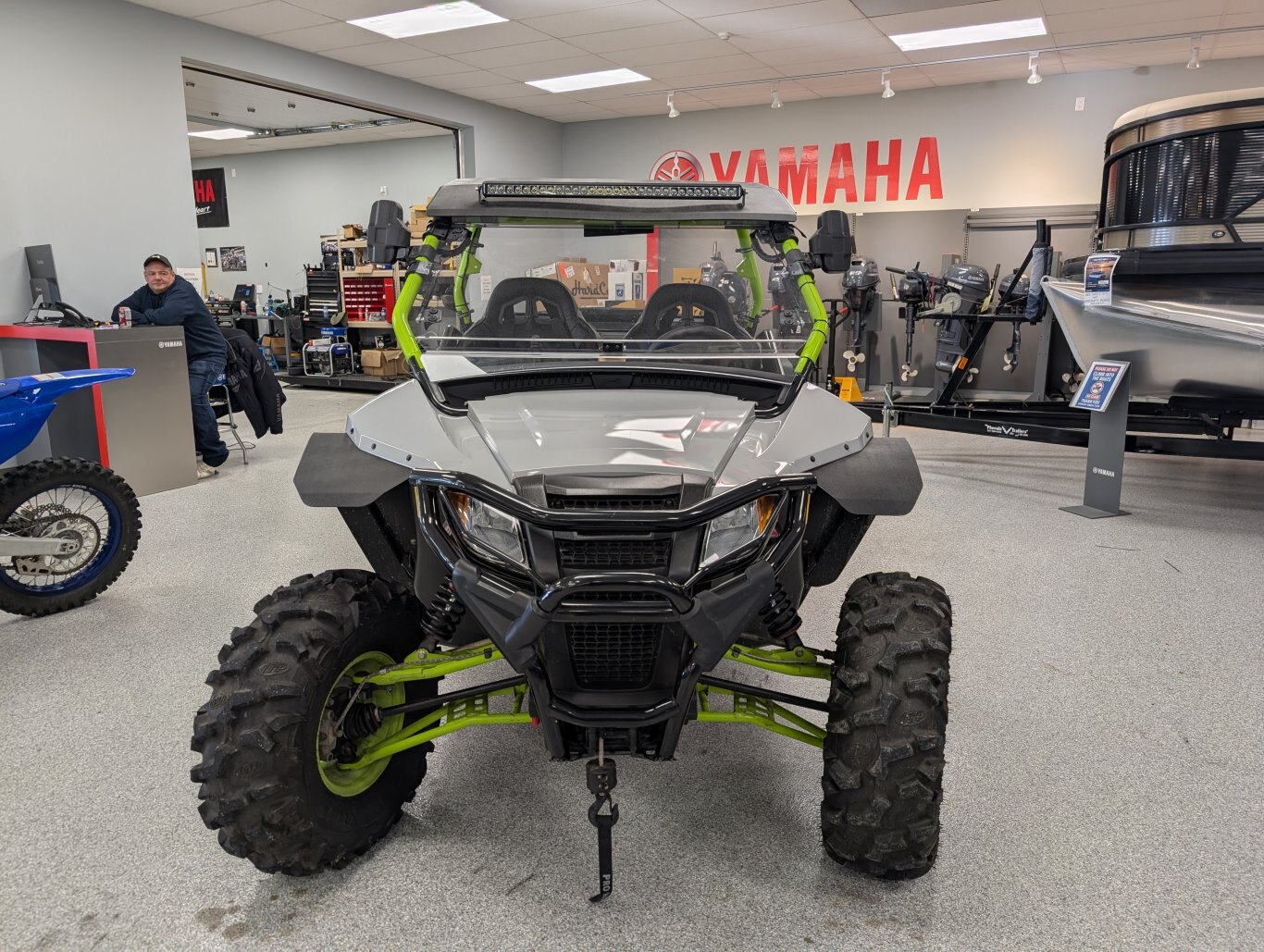 2018 ARCTIC CAT WILDCAT 700 SPORT LIMITED. CHARGÉ ! SEULEMENT 1100 KMS ! TREUIL, PARE-BUFFLE AVANT, BARRES DE LUMIÈRE LED AVANT ET ARRIÈRE, PARE-BRISE AVANT ET ARRIÈRE. LUMIÈRES INTÉRIEURES. ARCEAU DE SÉCURITÉ À DOUBLE SUPPORT AVEC TOIT. sIÈGES DE COURSE AVEC HARNAIS 4 POINTS. SUSPENSION ELKA. MACHINE TRÈS PROPRE ET LARGEUR DE VOIE DE 50 POUR DESCENDRE LA PLUPART DES SENTIERS SERRÉS !