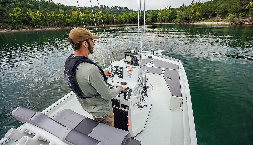 2025 Lowe Boats Bay 20 Bright White Poly Interior w/ Metallic Black Hull