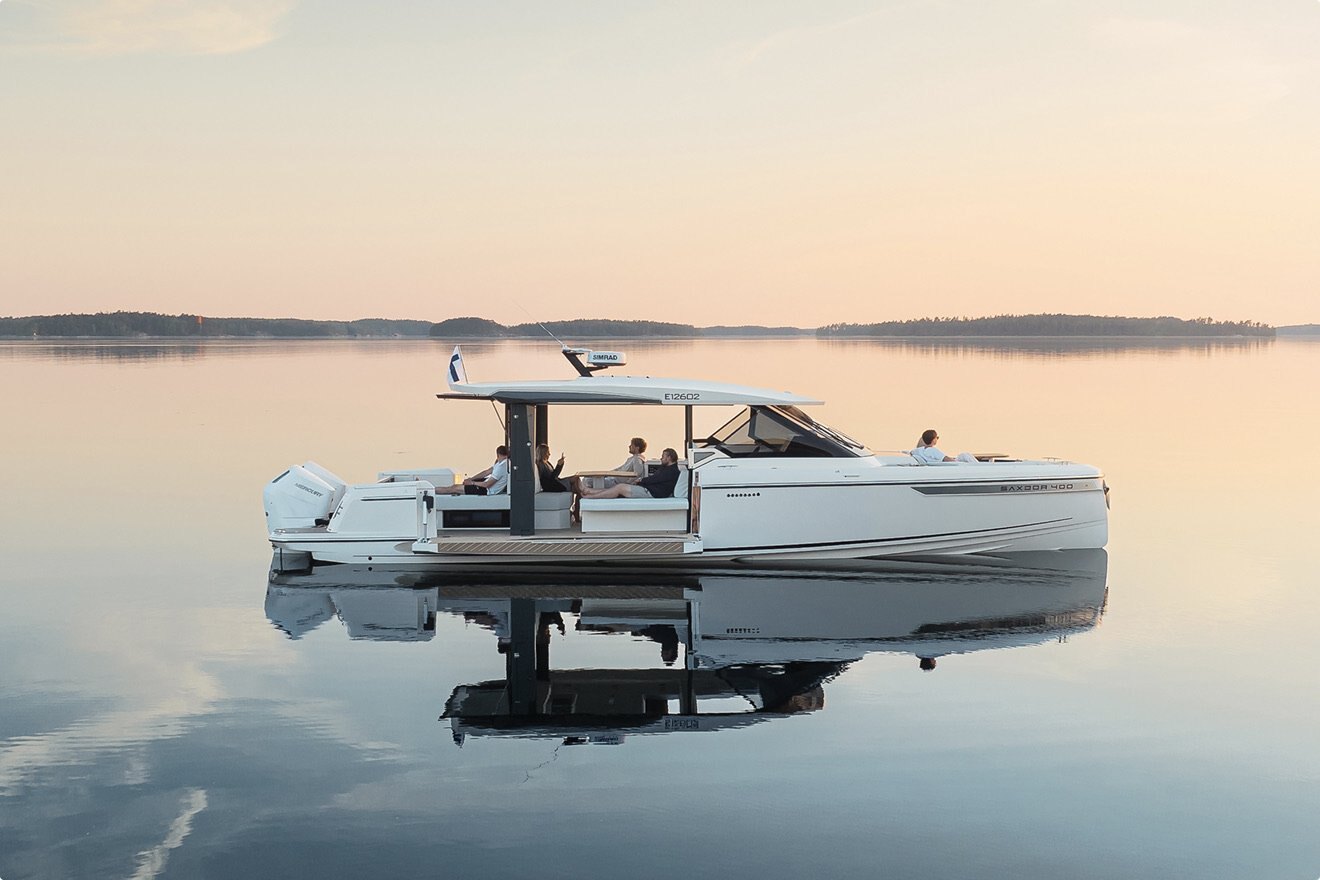 2026 Saxdor 400 GTC Main deck with side terraces open