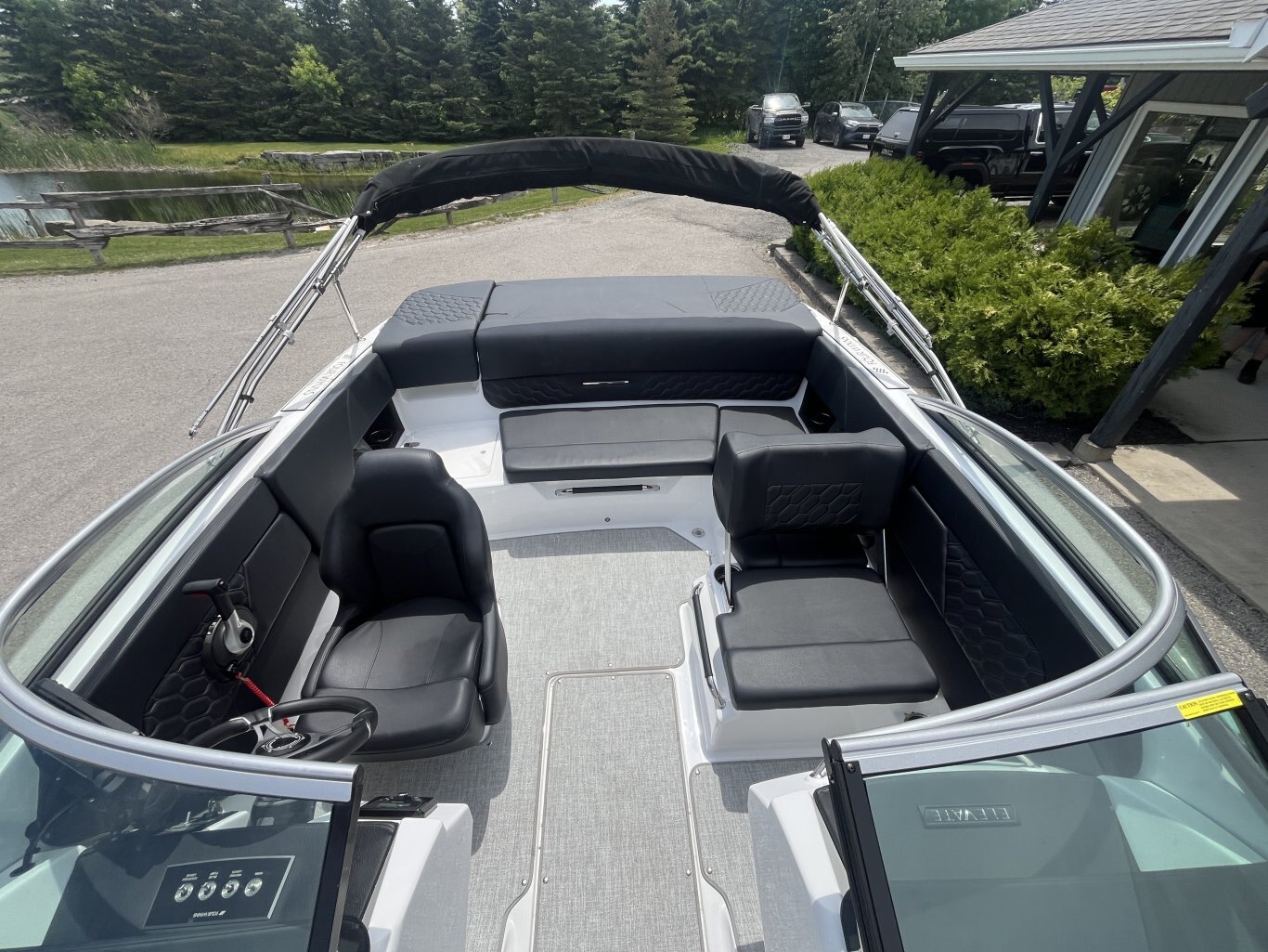 2023 FOUR WINNS H1