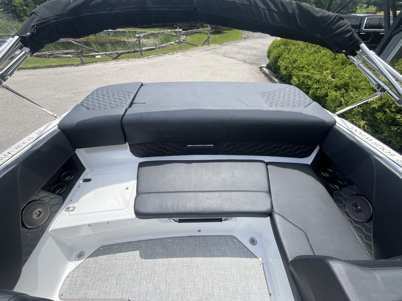 2023 FOUR WINNS H1