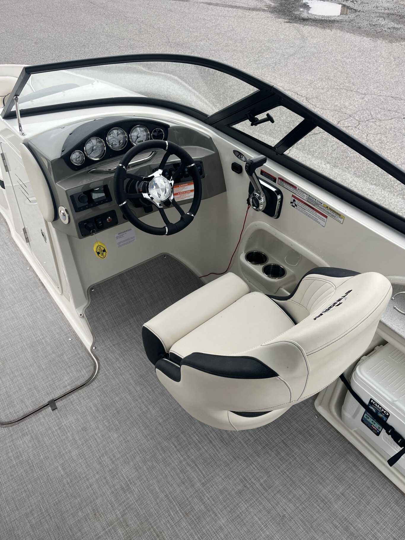 2021 STINGRAY 235LR