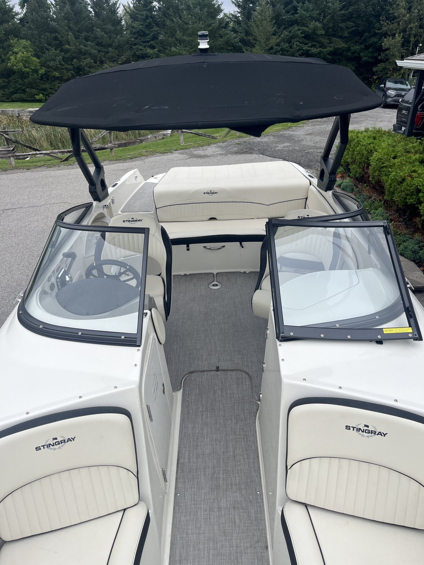 2021 STINGRAY 235LR