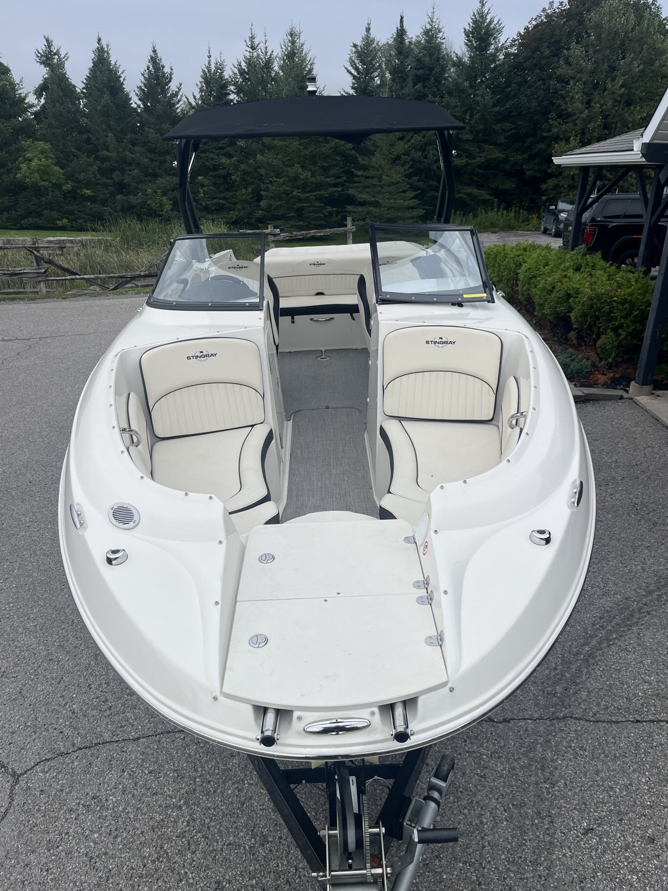 2021 STINGRAY 235LR