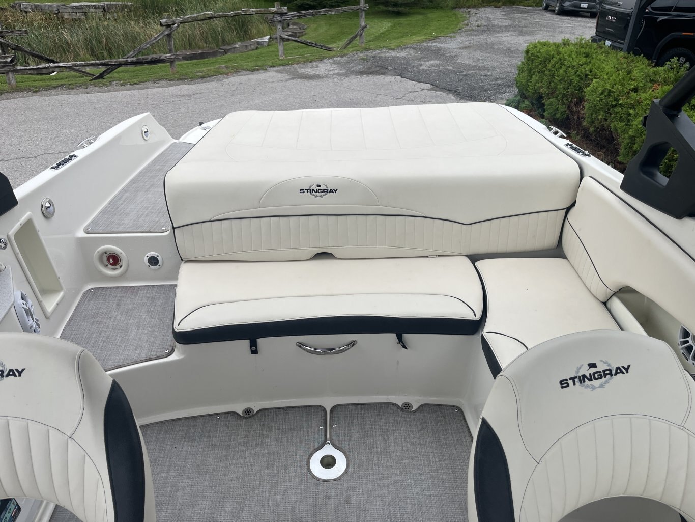 2021 STINGRAY 235LR