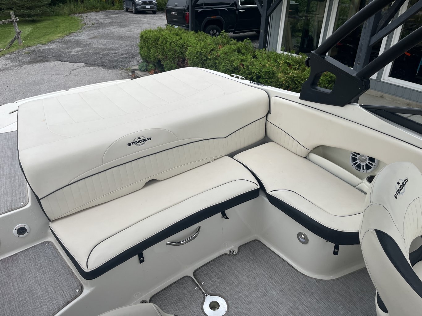 2021 STINGRAY 235LR