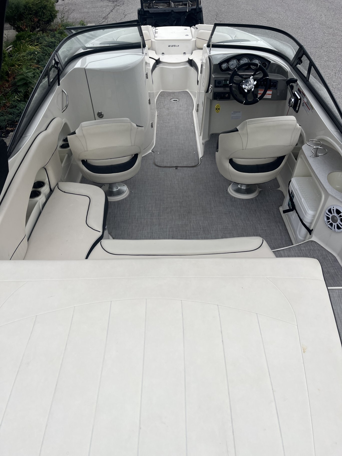 2021 STINGRAY 235LR