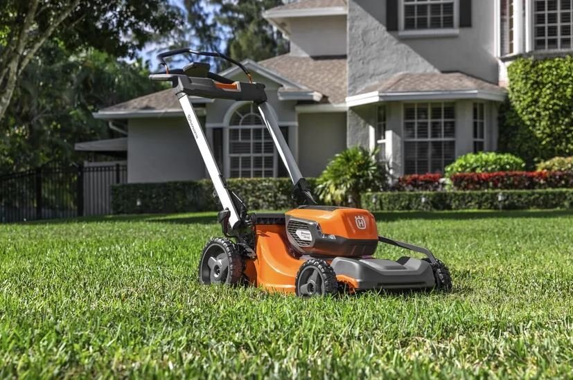 HUSQVARNA Lawn Xpert LE 322 with battery and charger