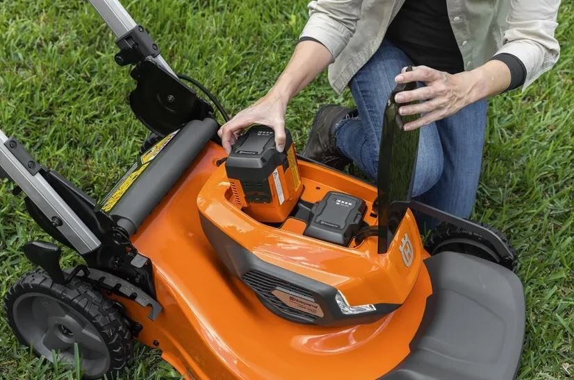 HUSQVARNA Lawn Xpert LE 322 with battery and charger