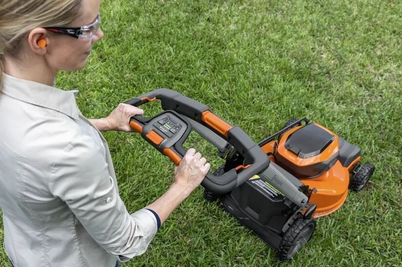 HUSQVARNA Lawn Xpert LE 322 with battery and charger