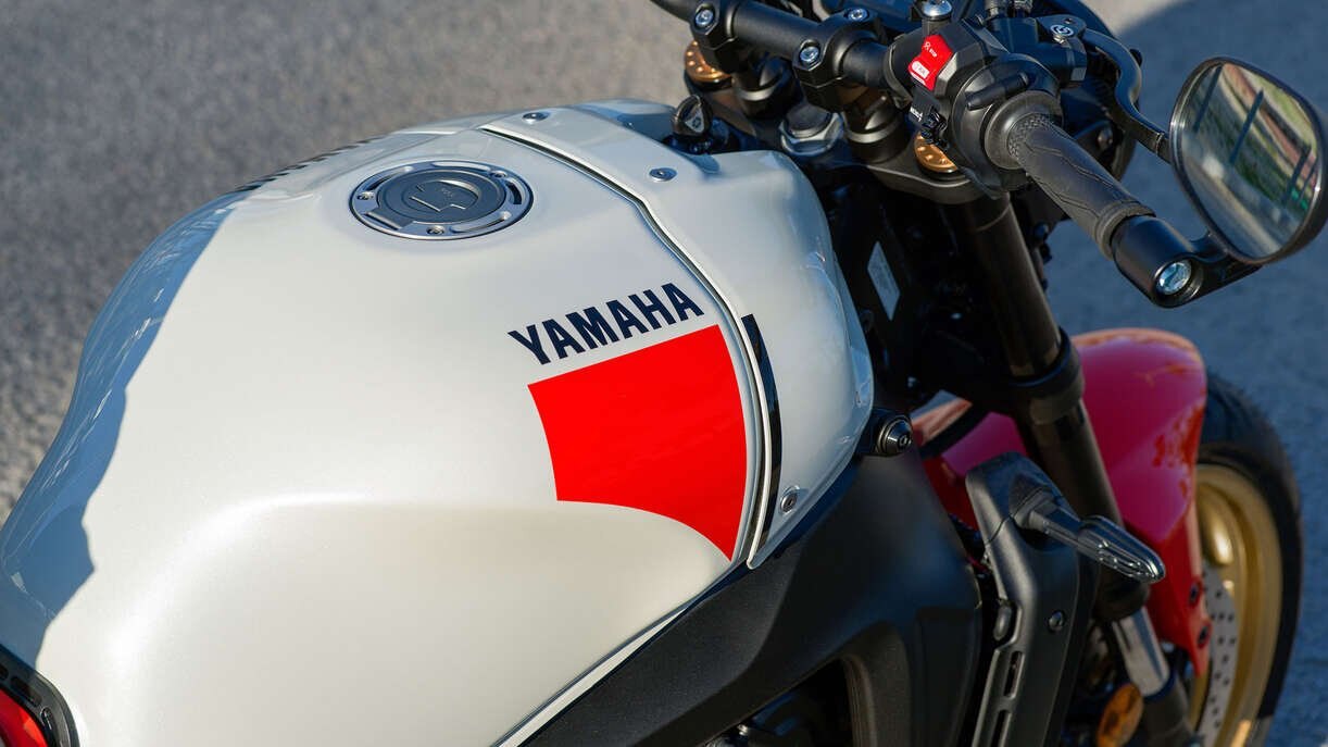 2024 Yamaha XSR900 Blanc héritage