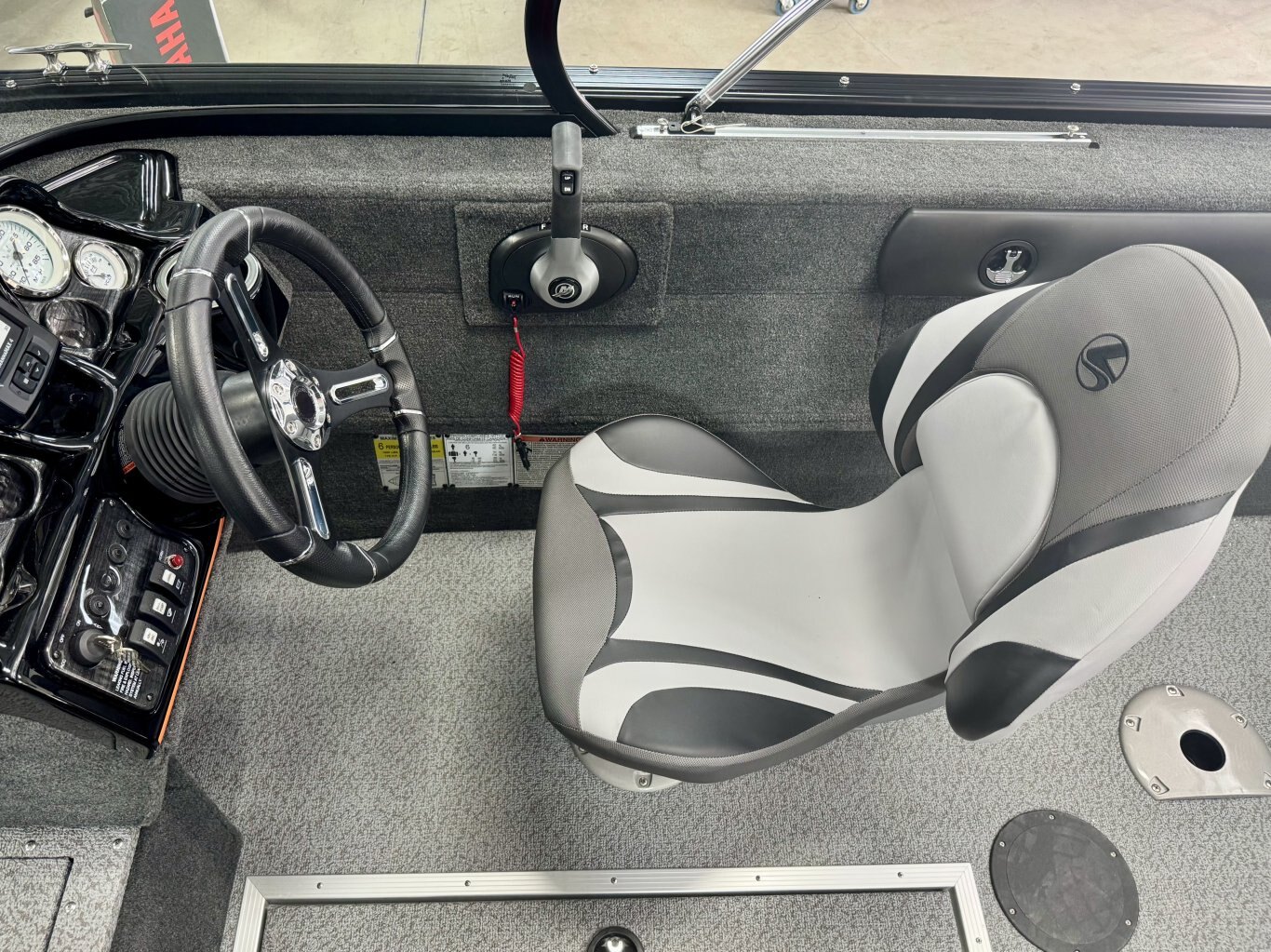 2025 bateau de pêche Legend 18 XF avec toit campeur