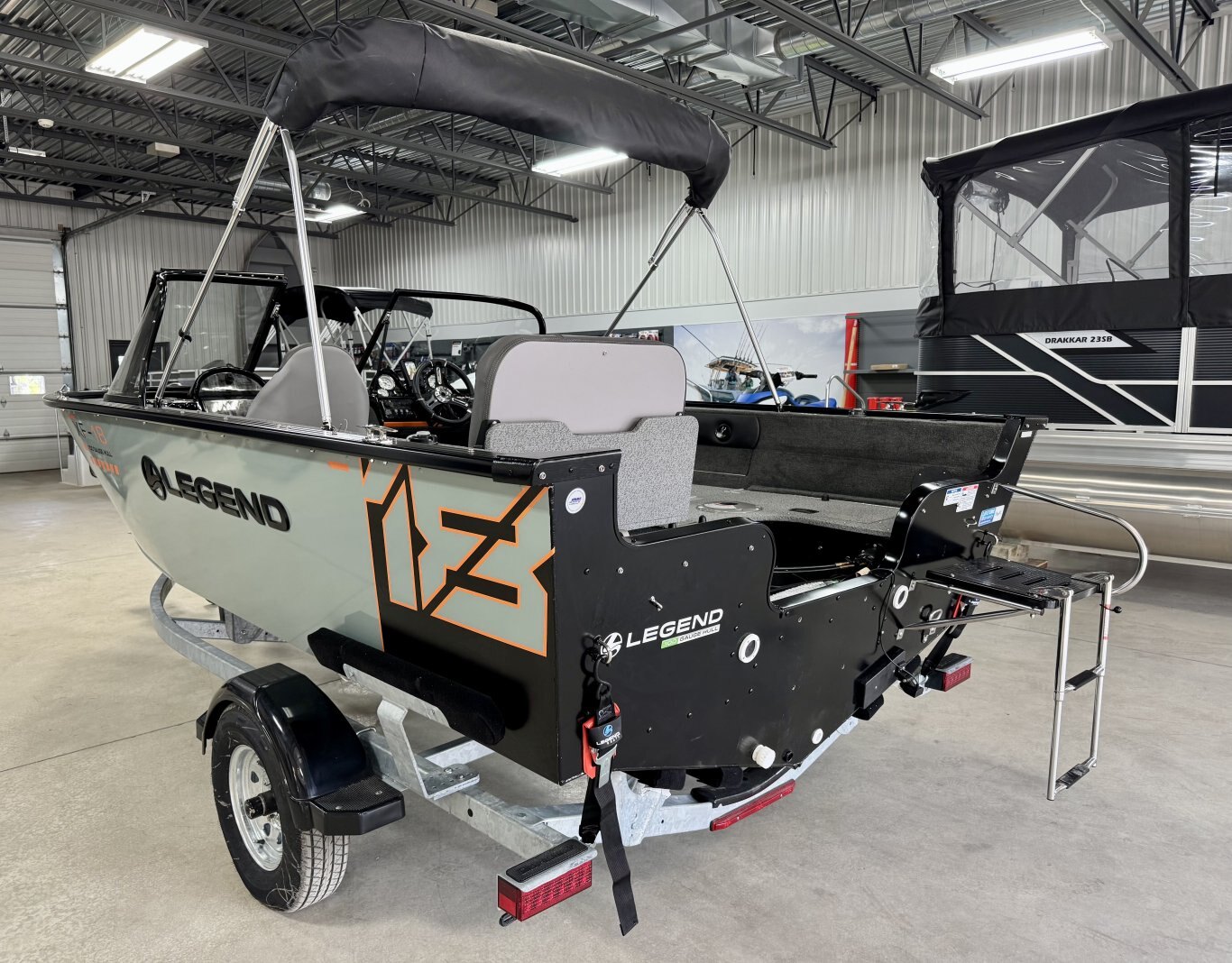 2025 bateau de pêche Legend 18 XF avec toit campeur