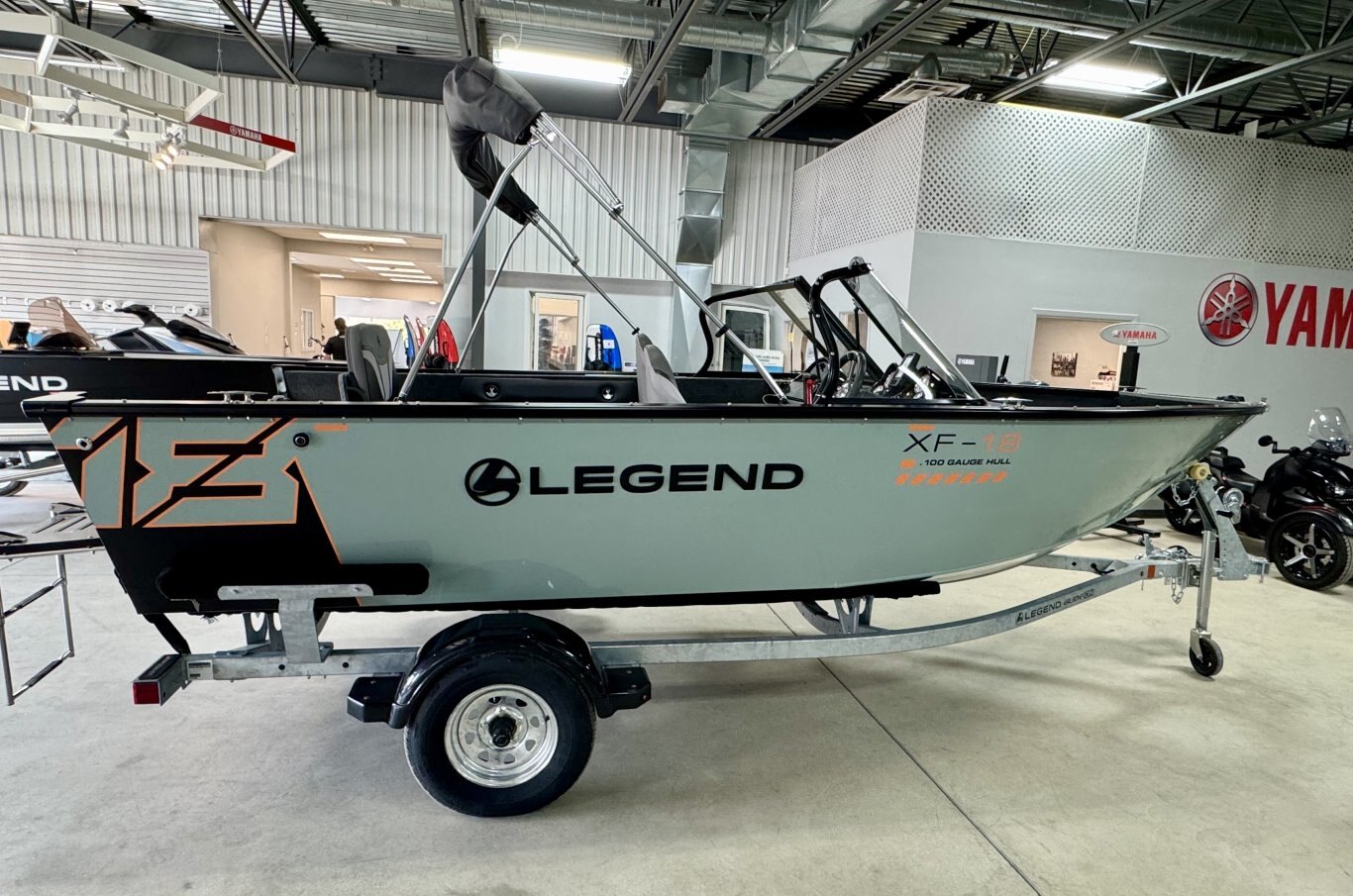 2025 bateau de pêche Legend 18 XF avec toit campeur