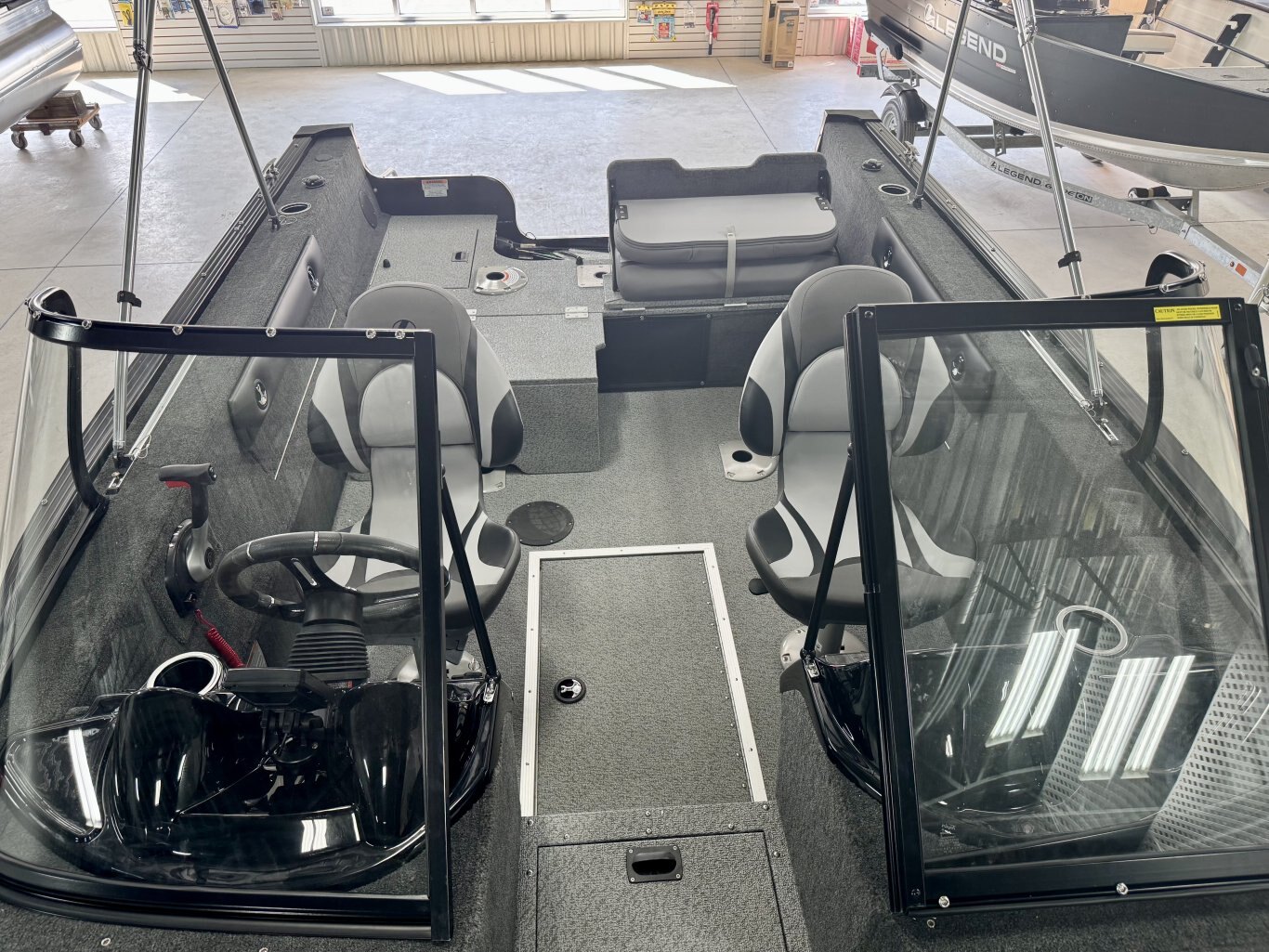 2025 bateau de pêche Legend 18 XF avec toit campeur