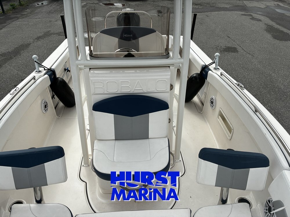 2021 Robalo R222