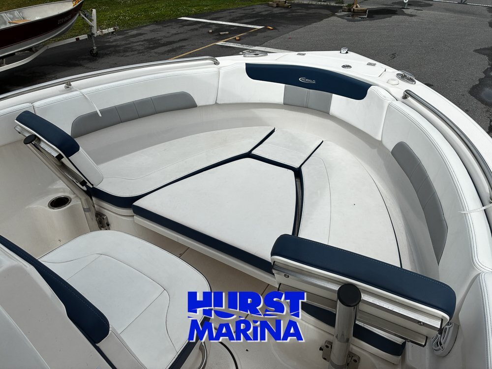 2021 Robalo R222