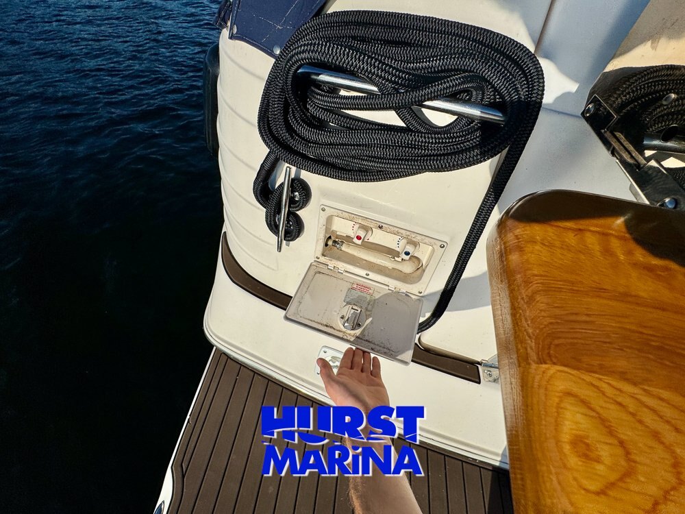 2005 Rinker 300 Fiesta Vee