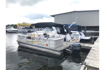 Tracker 21 Party Barge
