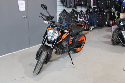 2022 KTM 890 DUKE R