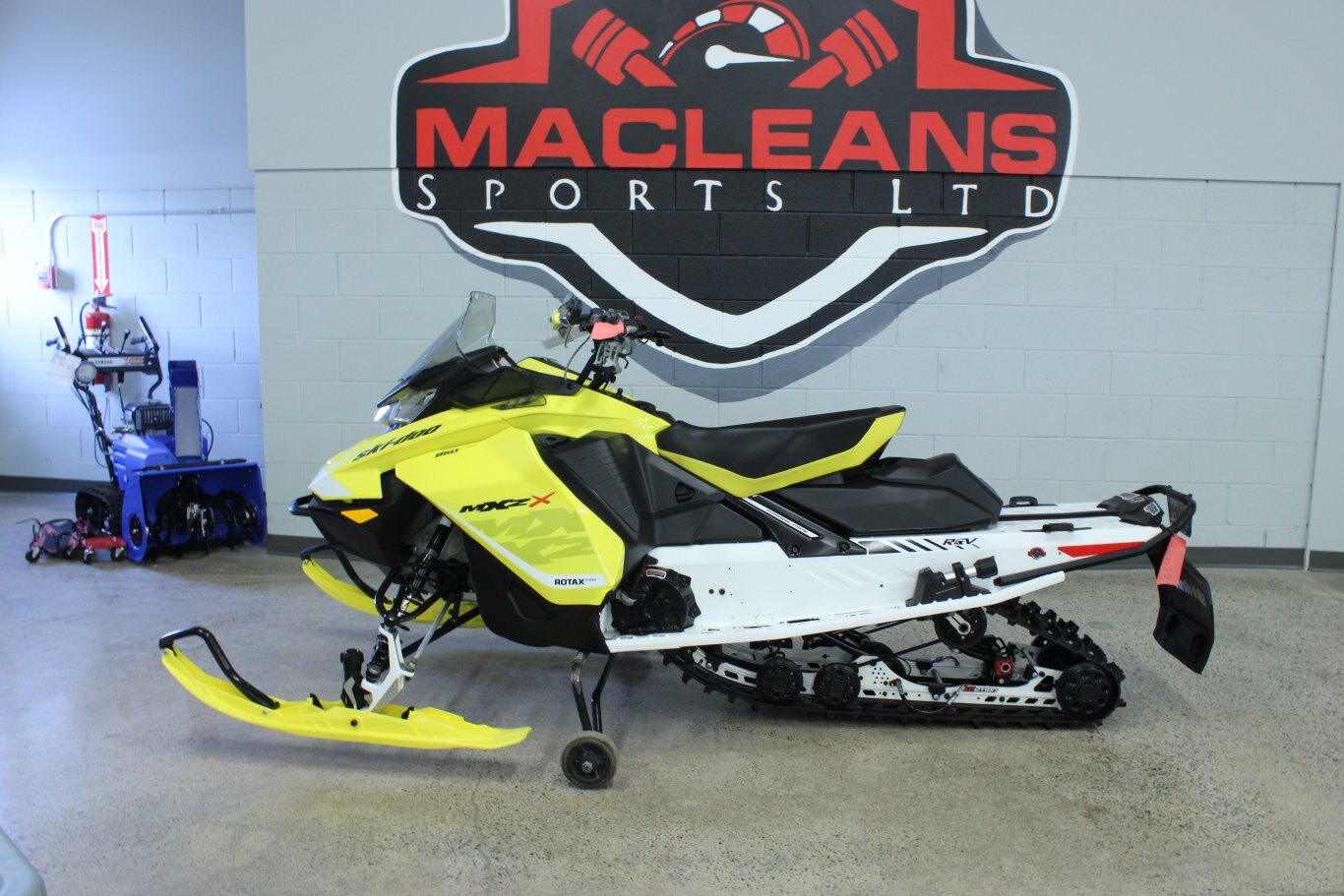 2017 SKIDOO MXZ X 850 E TEC