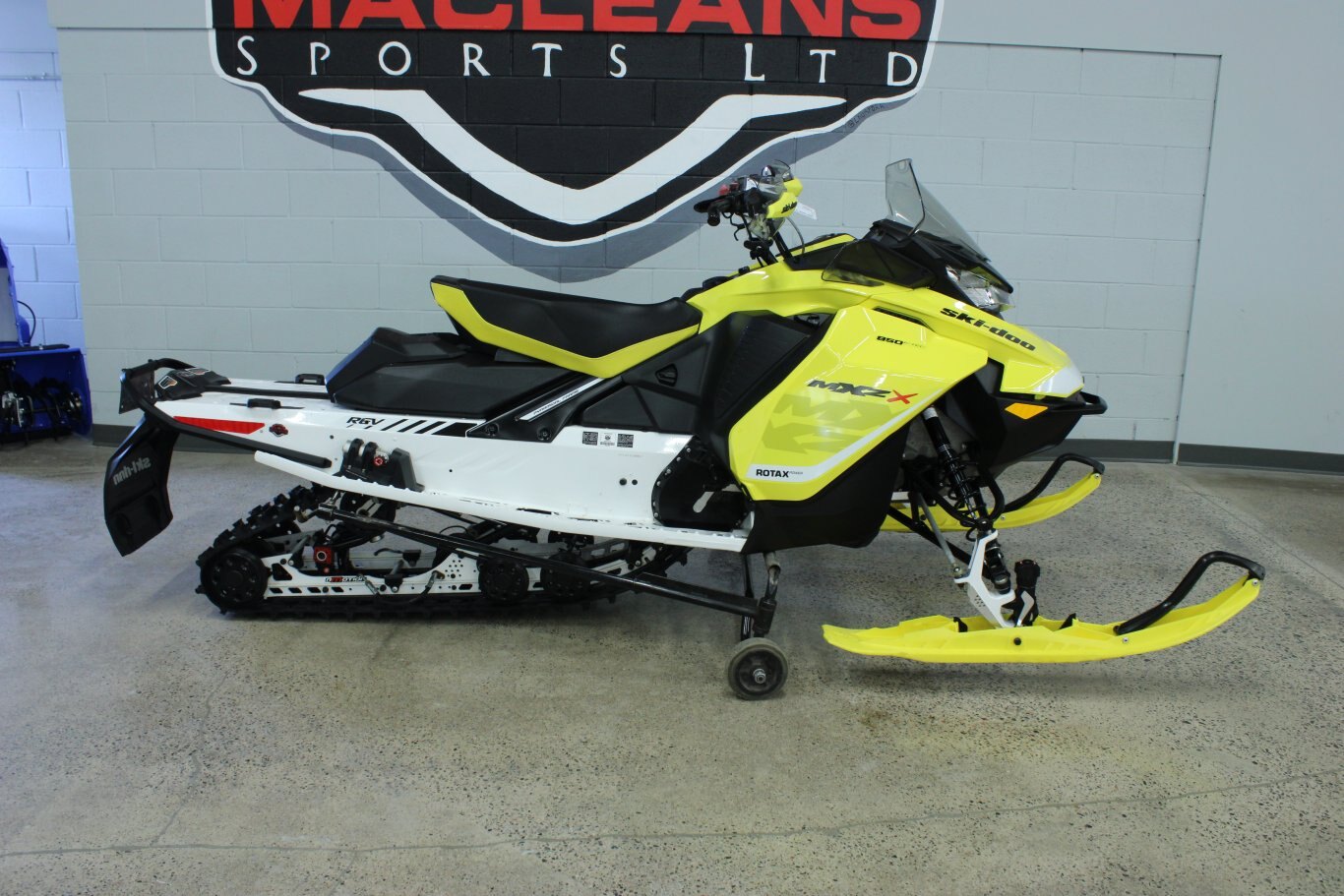 2017 SKIDOO MXZ X 850 E TEC