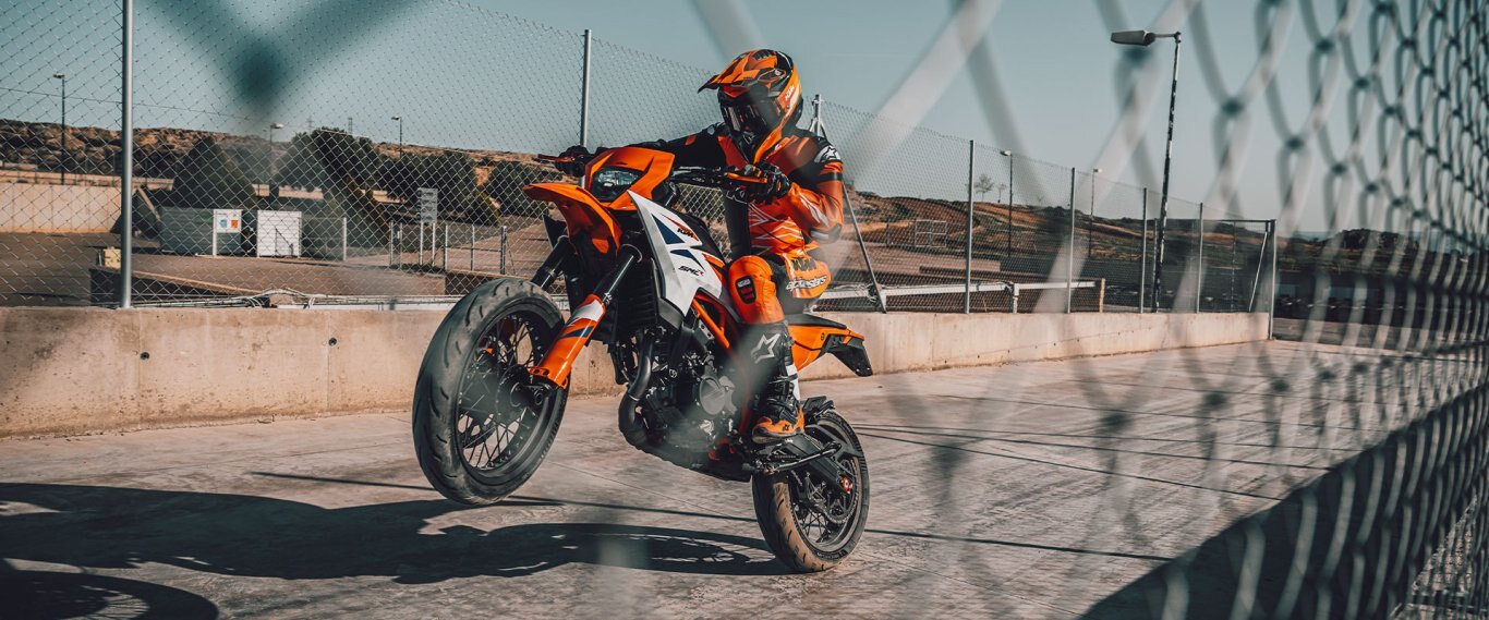 2025 KTM 390 SMC R