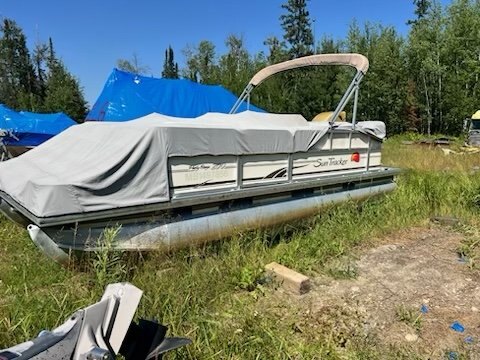 Sun Tracker Party Barge Pontoon