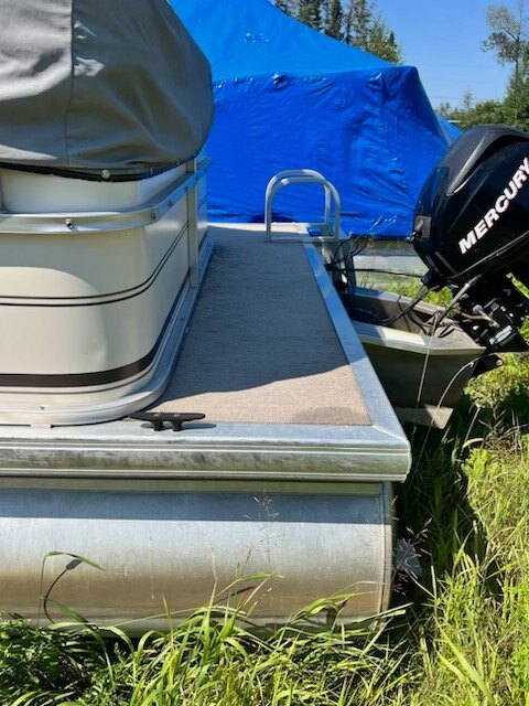 Sun Tracker Party Barge Pontoon