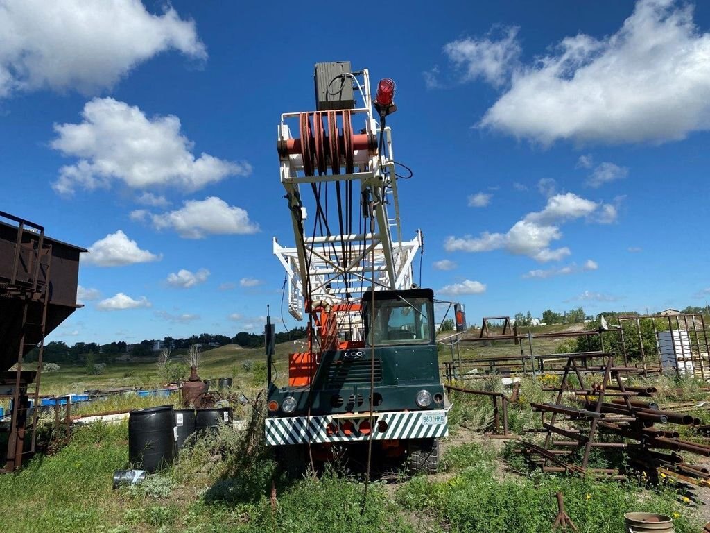 1965 Crane Carrier Company Free Standing Single Derrick Service Rig #6406 BP