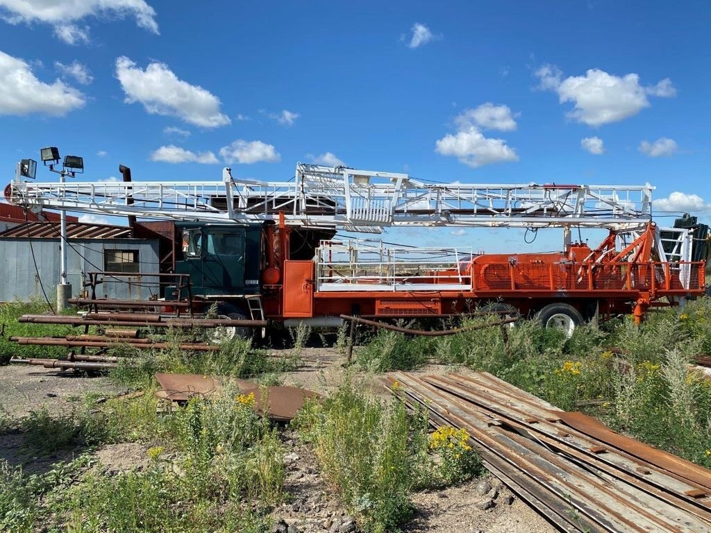 1965 Crane Carrier Company Free Standing Single Derrick Service Rig #6406 BP