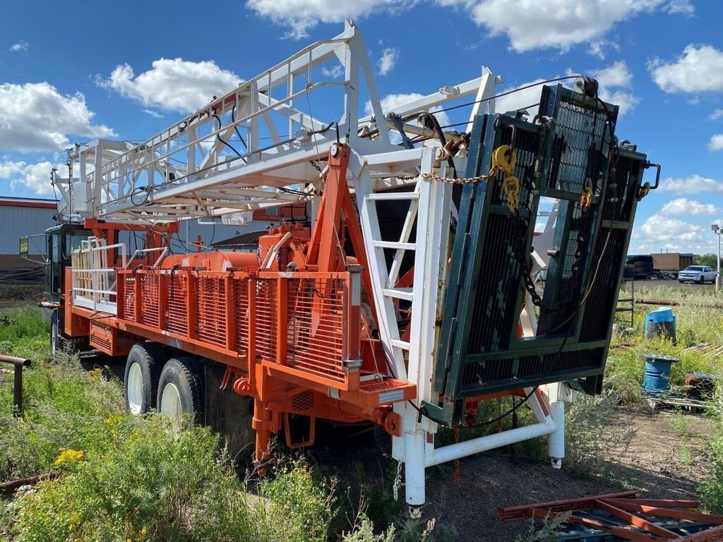 1965 Crane Carrier Company Free Standing Single Derrick Service Rig #6406 BP