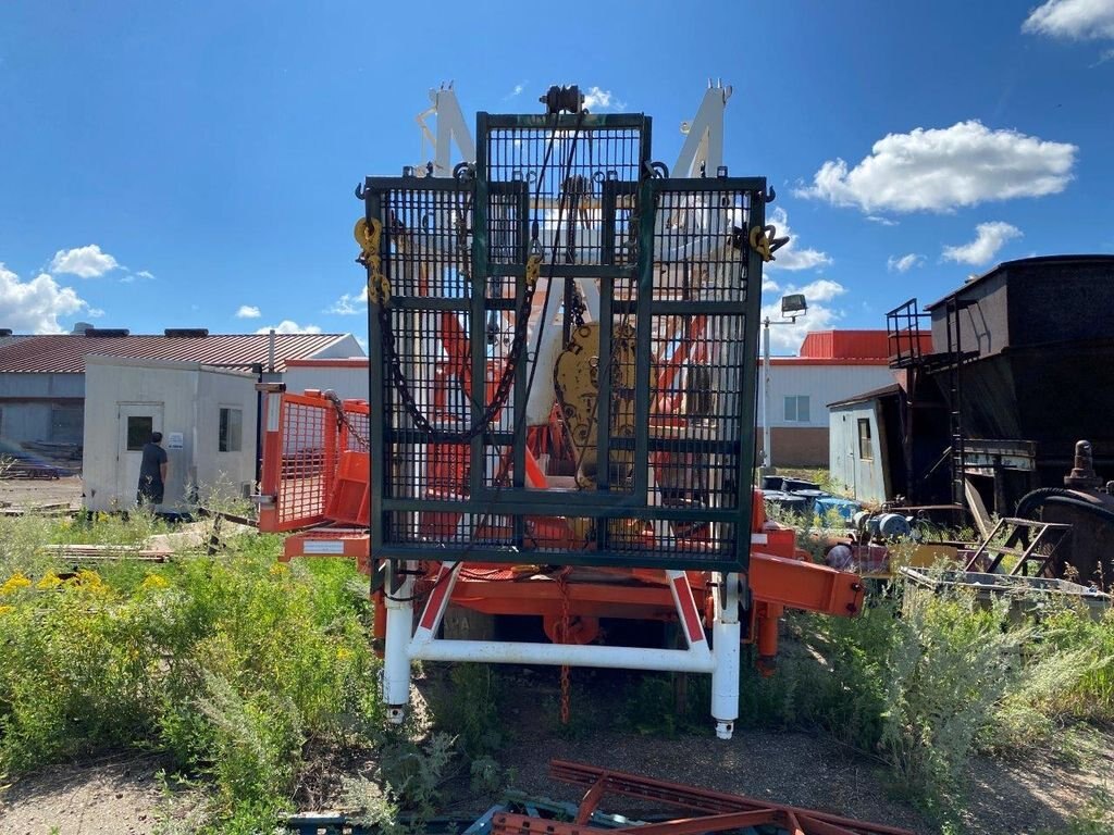 1965 Crane Carrier Company Free Standing Single Derrick Service Rig #6406 BP