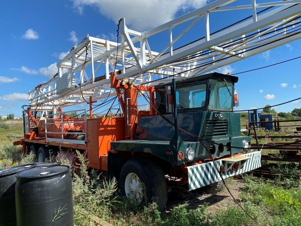 1965 Crane Carrier Company Free Standing Single Derrick Service Rig #6406 BP