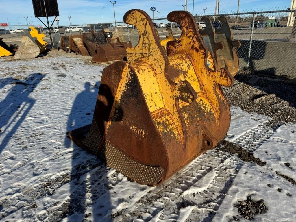 Brandt 300 Series Excavator Dig Bucket #10127 JPH