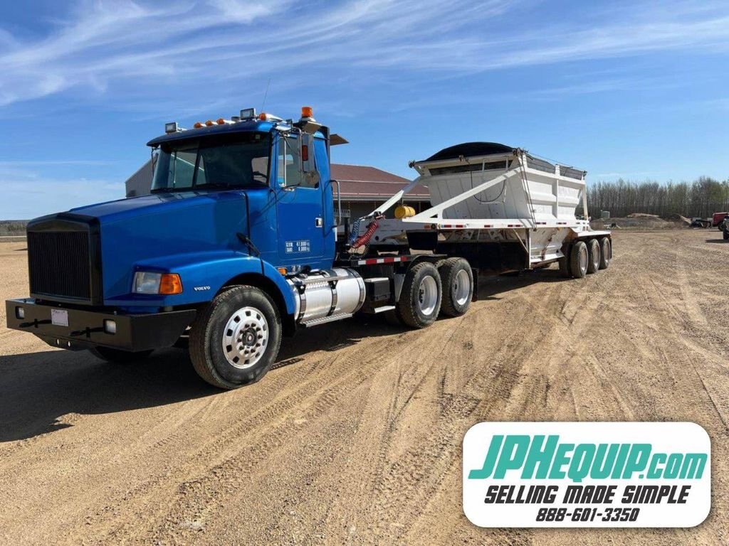 1997 Volvo WCA64T Day Cab Tandem Tractor with 5th Wheel - #8570 JF