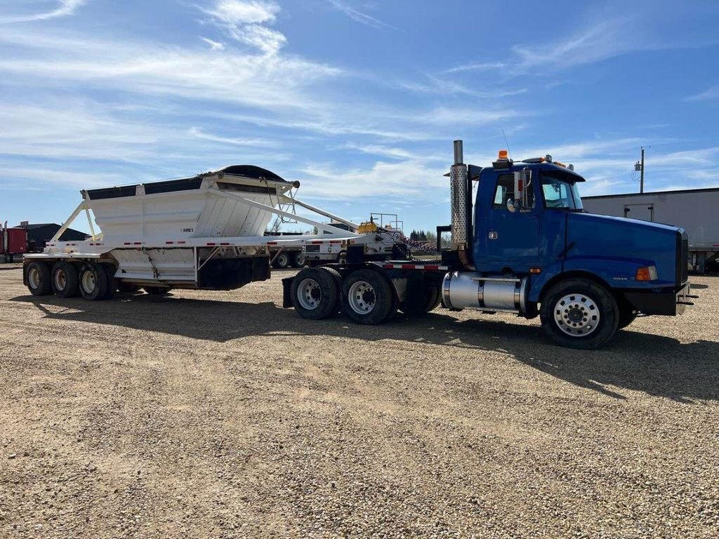 1997 Volvo WCA64T Day Cab Tandem Tractor with 5th Wheel #8570 JF