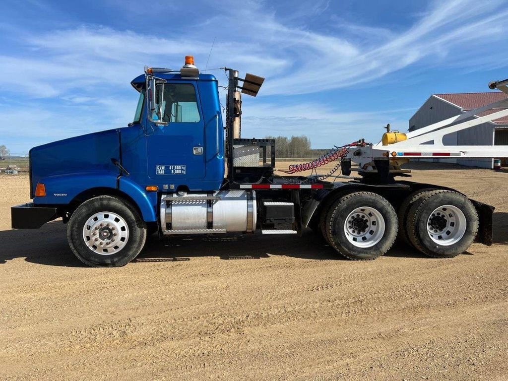 1997 Volvo WCA64T Day Cab Tandem Tractor with 5th Wheel #8570 JF