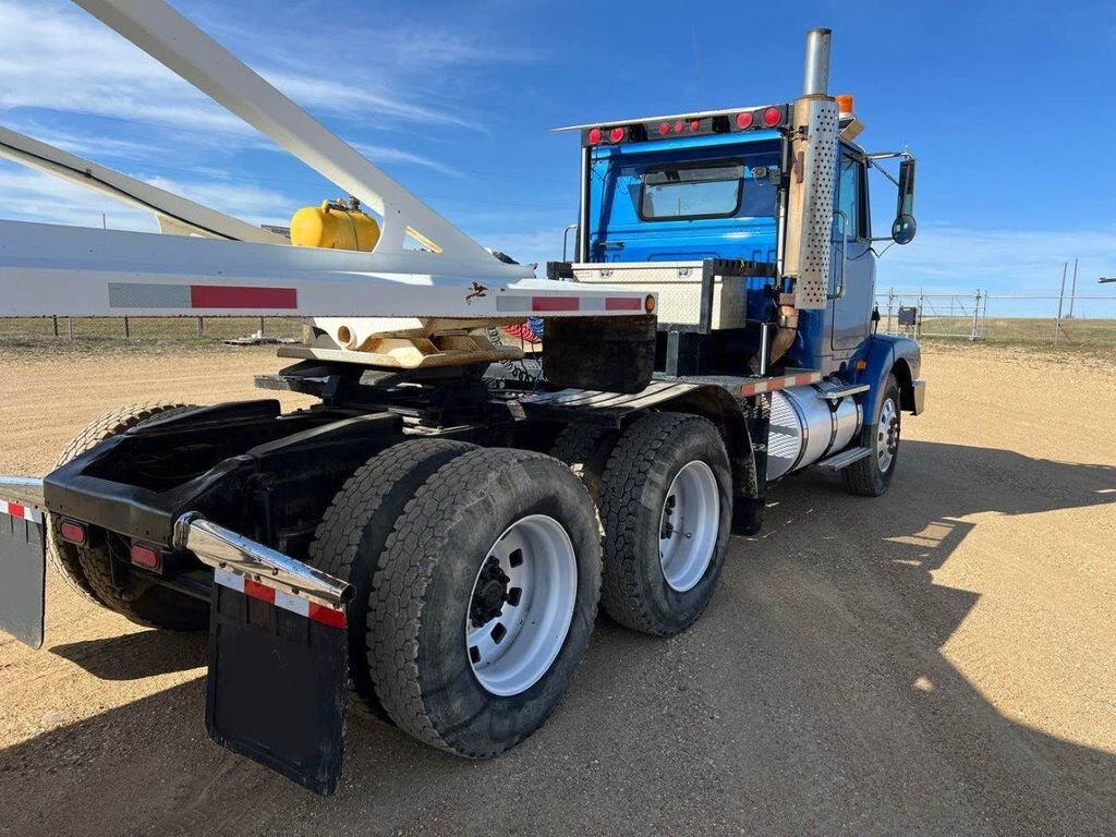 1997 Volvo WCA64T Day Cab Tandem Tractor with 5th Wheel #8570 JF