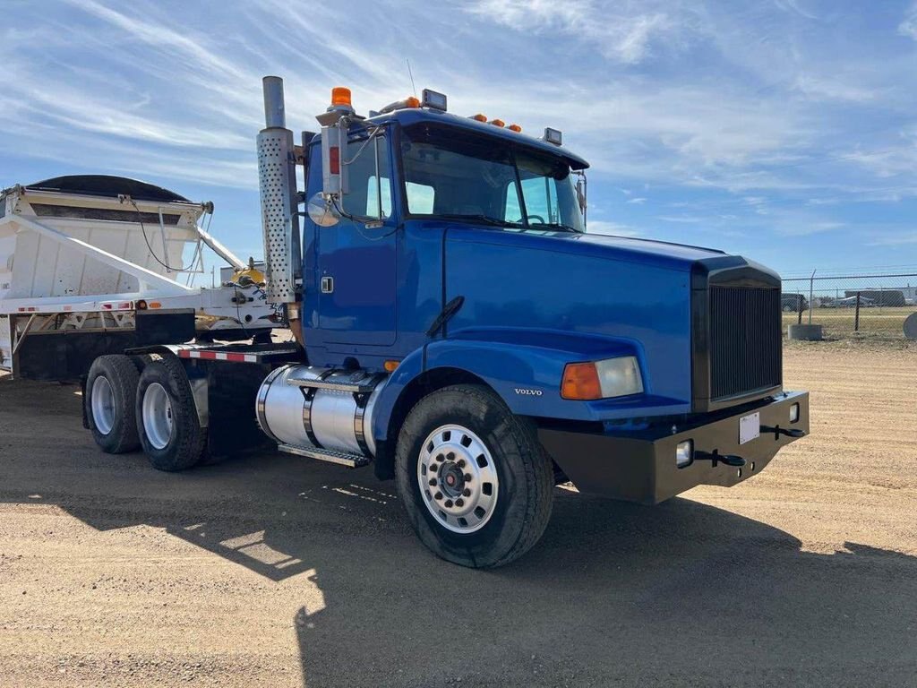 1997 Volvo WCA64T Day Cab Tandem Tractor with 5th Wheel #8570 JF