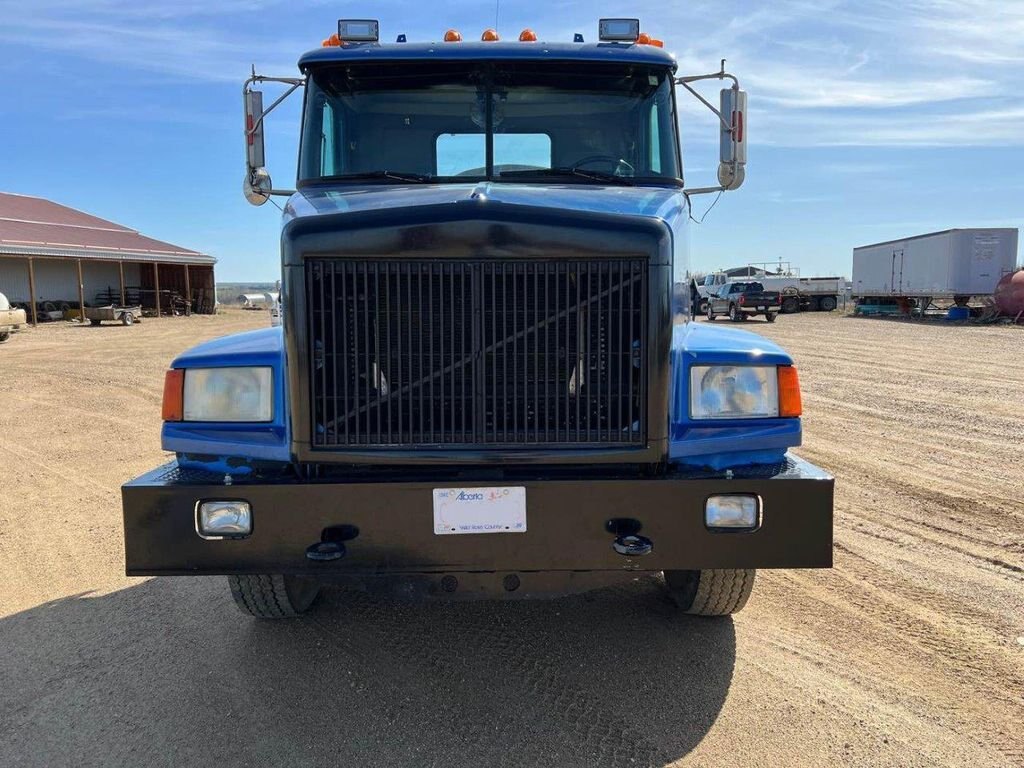 1997 Volvo WCA64T Day Cab Tandem Tractor with 5th Wheel #8570 JF