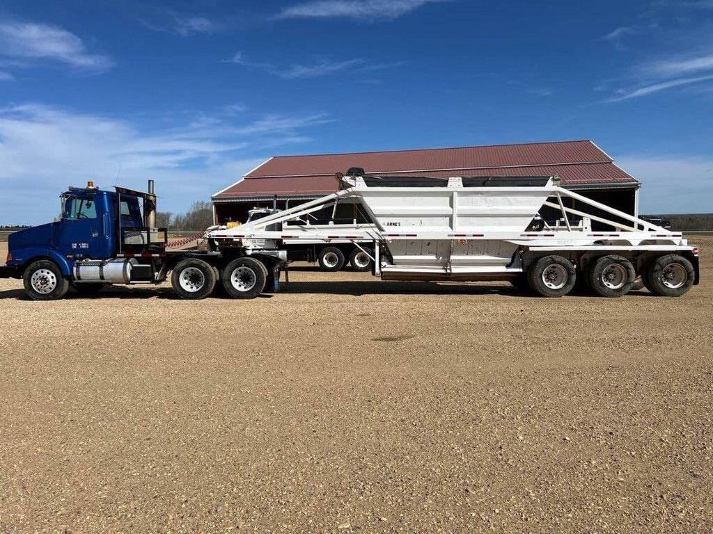 1997 Volvo WCA64T Day Cab Tandem Tractor with 5th Wheel #8570 JF