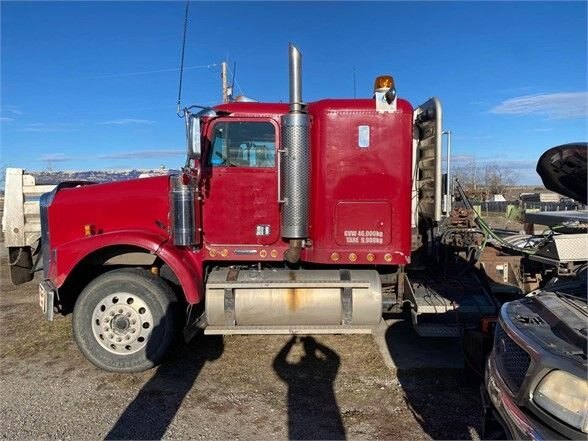 2005 Freightliner FLD120SD Tandem Truck #8063 AS