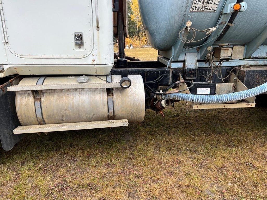 1992 International 9300 6x4 SBA Tank Truck #7884 JF