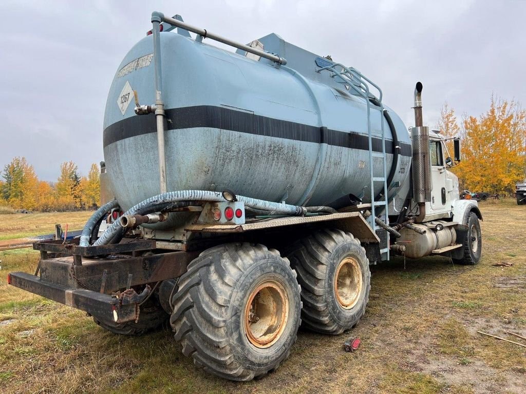 1992 International 9300 6x4 SBA Tank Truck #7884 JF